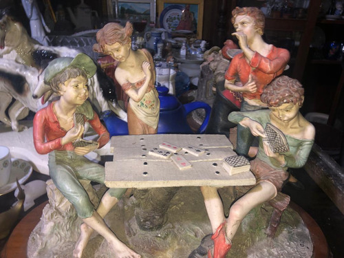 Figura Antigua De Porcelana Capodimonte Jovenes Jugando