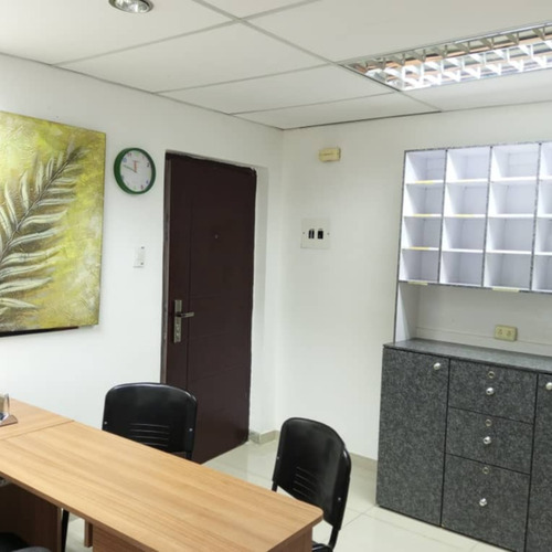 Oficina En Venta, Avenida Fuerzas Aéreas. Yb7263