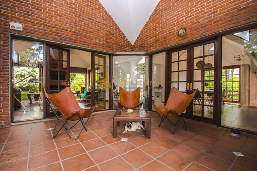 Casa En Barrio Córdoba Punta Del Este 4 Dormitorios, Pileta Y Parrillero Techado- Ref: 3550