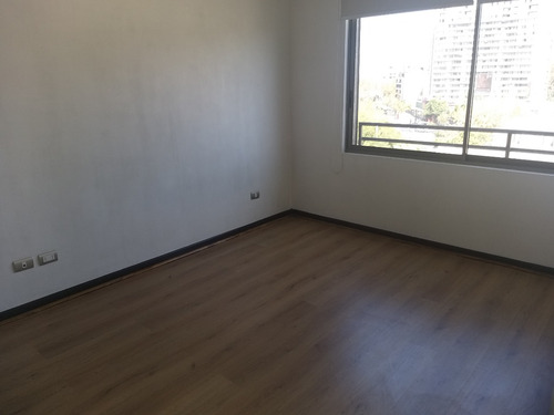 A Pasos Del Metro Irarrazaval 2 Dorm. 2 Baños.