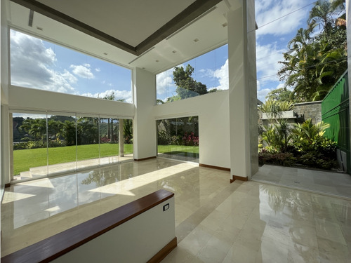 Se Vende Quinta De Lujo De 2900 Mts 5h/10b/12p En Cerro Verde (jc)