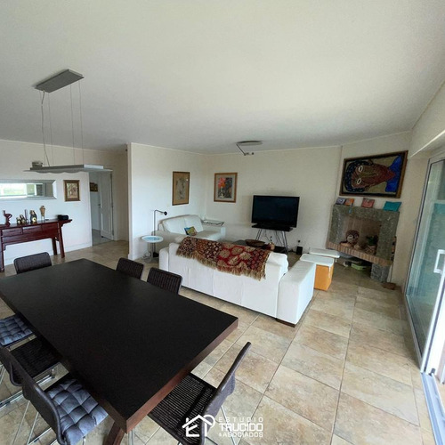 Imagen 3 de 13 de Venta - Destacable Departamento En Venta En Playa Mansa A Una Cuadra Del Mar. 4 Dormitorios En Suite.