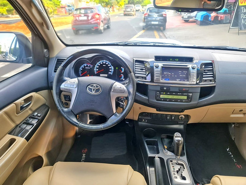 Imagem 9 de 15 de Toyota Hilux 3.0 Sw4 4x4 Aut. 7 Lugares 2014 Revisada Conce