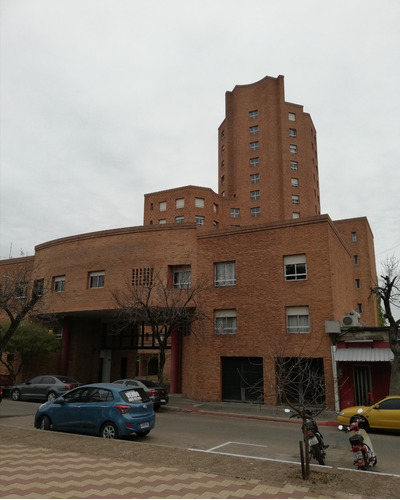 Oportunidad Vivienda O Inversión: Apartamento Impecable Frente A La Plaza Bella Vista De Paysandú. Saldo 9 Años En Bhu