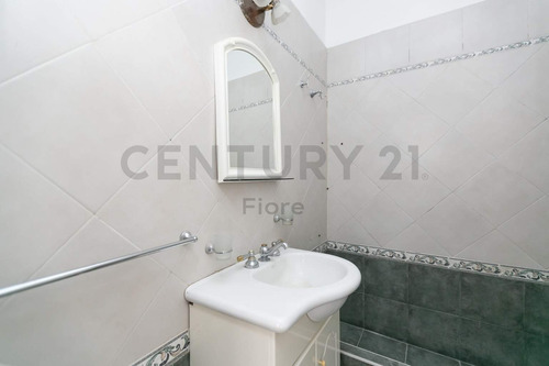 Venta Ph 2 Ambientes Con Patio, Terraza Y Parrilla Propia. Barracas