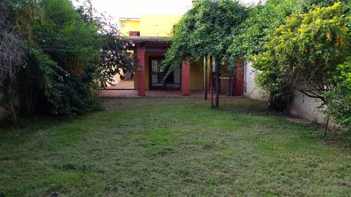 Impecable Casa Moderna 2 Plantas, Sobre Calle Uruguay