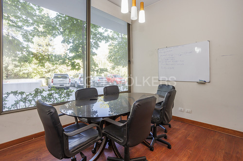 Departamento Con Un Estudio Independiente En El Nivel Calle.