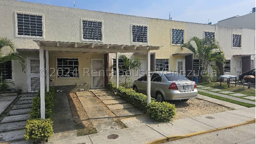 Rah Lara Vende Hermoso Townhouse En Conjunto Cerrado Con Vigilancia. Barquisimeto-lara