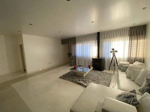 Casa 5 Ambientes 350 M² Cub, - Garage 2 Autos - Pileta - Haedo