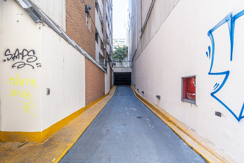 Venta. Cochera Cubierta Doble En Planta Baja, Av. Pueyrredón, Caba.