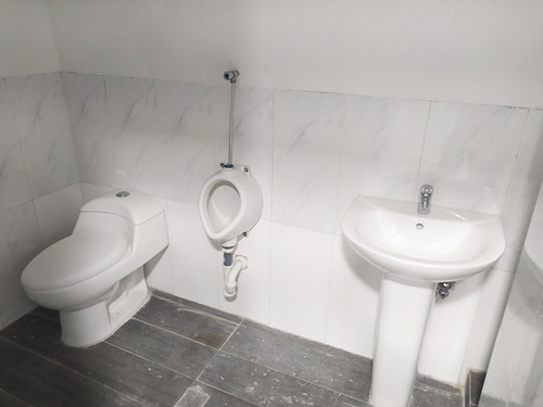 Amplio Local En Venta A Una Cuadra De La Av. Fuerzas Armadas 180m2
