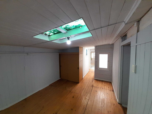 Cinco Dormitorios, 2 Baños, Casa Esquina (104061)
