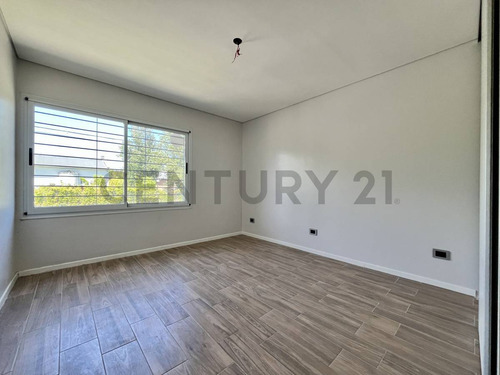 Venta | Casa 2 Dormitorios + Comodin. Fisherton, Rosario.