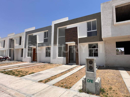 Casa En Venta En Los Chabacanos, San Juan Del Río, Querétaro.