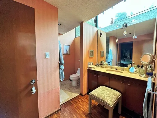 Casa En Excelente Ubicación, Calle Tranquila Y Con Vista Arbolada
