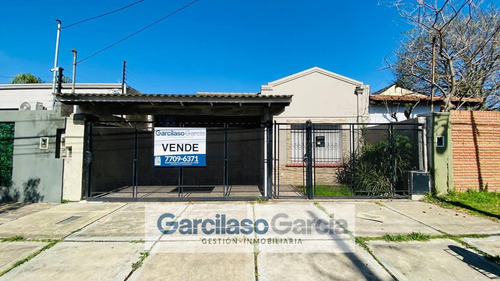 Casa  En Venta En Castelar, Morón, G.b.a. Zona Oeste