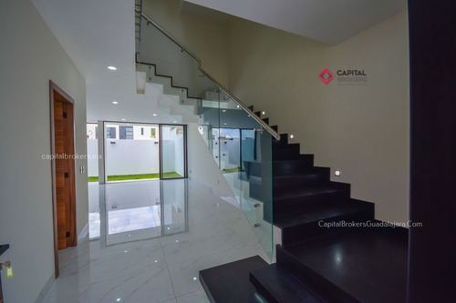 Casa De Lujo Nueva En Venta En Solares Zona Real