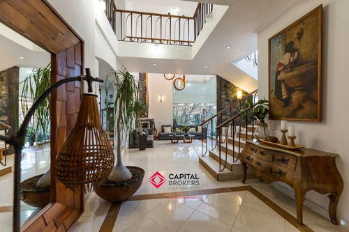 Casa En Venta De Lujo El Palomar Con Vista Panorámica Y Amplio Jardín