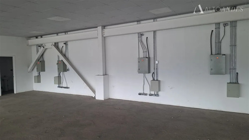 Arriendo Local Comercial / 90 Mt2 / 2 Baños / Strip Center