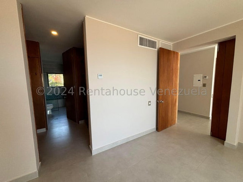 Venta De Hermoso Apartamento Con Vista Al Mar, Pampatar. Isla De Margarita.