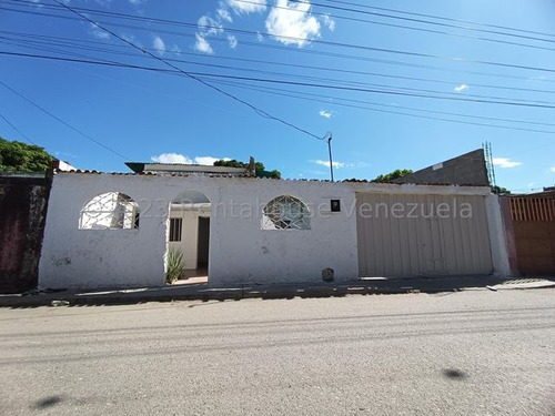 Casa En Venta Barquisimeto Oeste Pueblo Nuevo Codigo 2 4 1 0 5 4 2 Mildred Cuenta Con Un Amplio Corredor Que Invita A Pasar Momentos De Relax Y Compartir En Familia, Fresca  El Suministro De Agua Es C