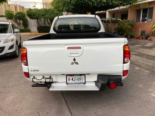 Imagen 5 de 13 de Mitsubishi L200 2015 2.4 Cabina Doble 4x2 Mt