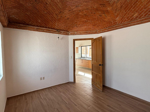 Casa En Renta De Una Recamara En Condominio En Fraccionamiento Campestre En Villa Corregidora, Qro. - ¡ideal Para Ejecutivos O Parejas Recién Casados!