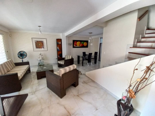 Josseyris Jimenez Vende Townhouse En Prebo