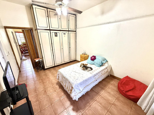 Casa En Venta De 4 Ambientes Con Jarín Y Cochera - Avellaneda