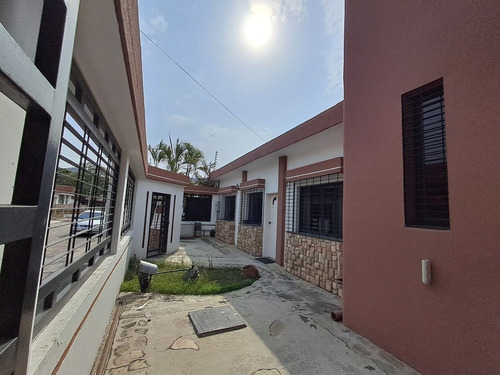 Amplia Casa En Venta Ubicada En La Urbanizacion Los Sauces Valencia. St