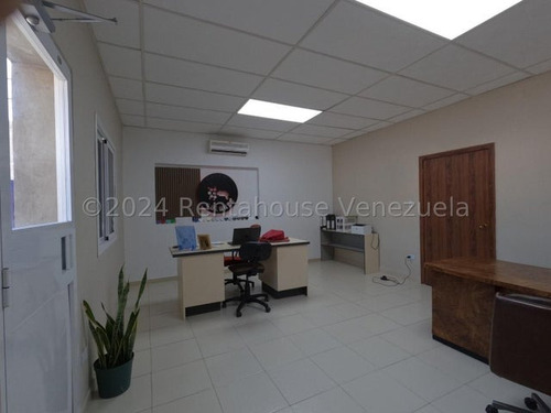 En Venta Galpon Industrial En Barquisimeto Cuenta Con Amplios Espacios Ideales Para El Area De Procesos Industriales O Almacen Para Cualquier Empresa Comercial Francisco Rojas Norscia Rentahouse!!!