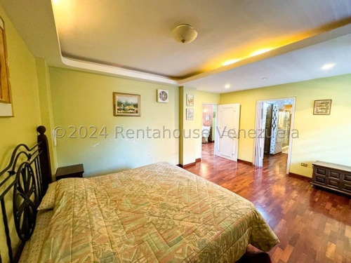 En Venta Extraordinario Townhouse Con Diseño Super Exclusivo Con Hall De Acceso, Cocina Remodelada Pantry, Terrazas Y Jacuzzi, Cuenta Con Arboles Frutales Vi Mls #25-1037