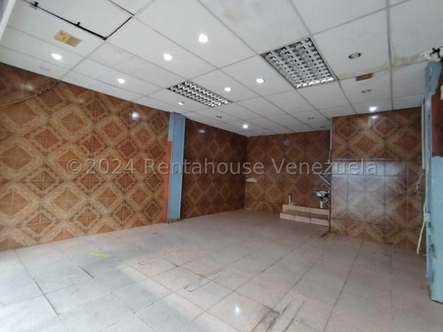 Carlos Colmenarez Alquila Local Comercial En Una De Las Zonas Con Mayor Trafico Vehicular Y Peatonal Consta De 40m Cuadrados Un Baño Y Todos Los Servicios Ideal Para El Desarrollo De Cualquier Activid