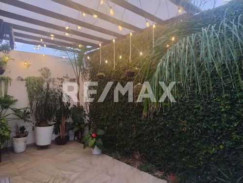 Casa En Venta En Condominio Con 3 Habitaciones Y Una En Pb, Tiene Jardín Y Amenidades En San Isidro Juriquilla