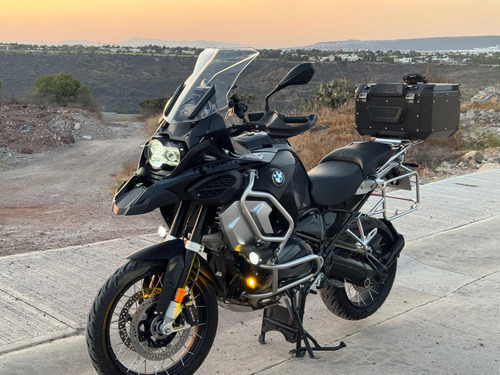Triple Black, Escape Akrapovic, Único Dueño