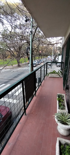 Departamento De 3 Ambientes Al Frente C/balcón Y Cochera 