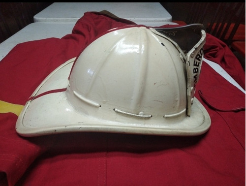 Casco De Bombero Y Chaquetón 