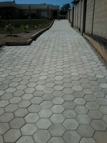 Imagem 3 de 3 de Kit Forma 9 Bloquetes Sextavados 20 X 6 Cms ,paver + 4meios