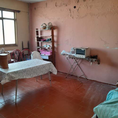 Inmueble De 3 Pisos Sobre Lote De 209,50 M2.- Cuenta Con 4 Locales C/baño, Garege Y Patio. Departamento Muy Luminoso De 4 Amb.- Y Amplia Terraza.