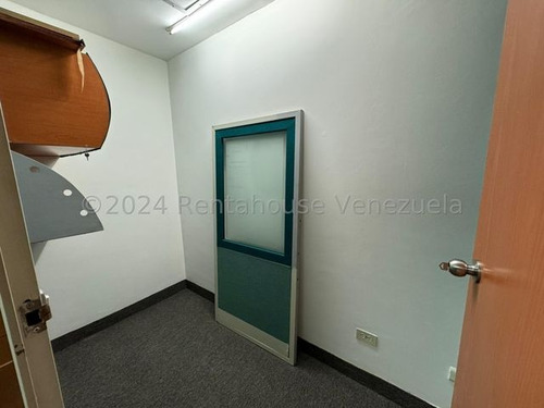 Oficina Amoblada Y Con Excelente Distribución Amoblada En Alquiler Ccct Caracas