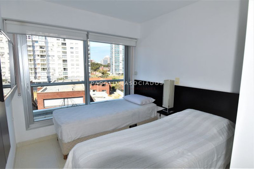 Apartamento En Venta De 2 Dormitorios En Season Tower, Punta Del Este.