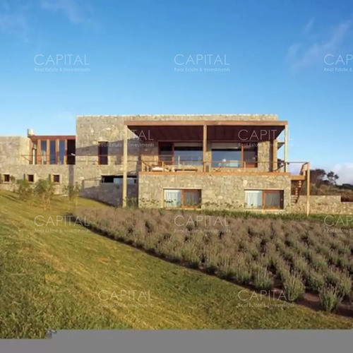 Casa De Ocho Dormitorios En Jose Ignacio En Barrio Privado Club De Mar En Alquiler