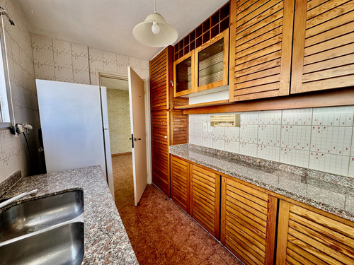 Venta Apartamento Pocitos, 2 Dormitorios + Servicio, 3 Baños, Balcón Y Garage