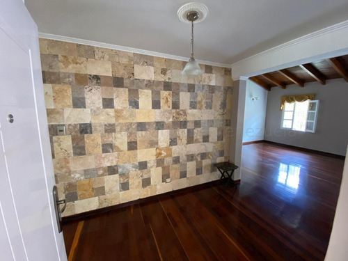 Imagen 6 de 30 de Casa_en_venta_en_caracas_en_santa-sofia_ Rah-21-17668 Orlando Figueira 04125535289/04242942992