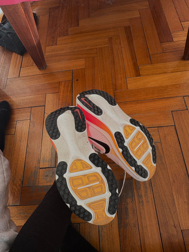 Zapatillas Nike Vomero 18 Blanco Con Rosa (Usado)