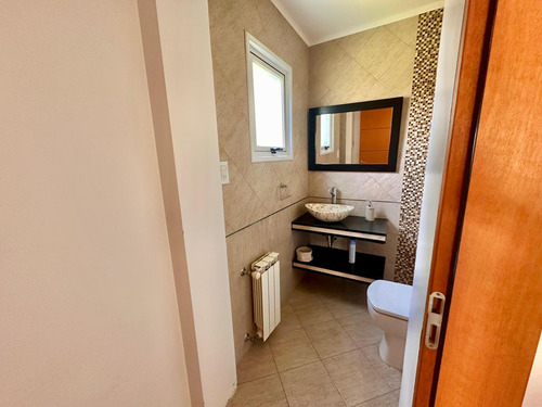 Casa En Venta 5 Ambientes Con Cochera, Pileta, Galeria