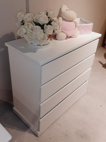 Imagen 2 de 10 de Comoda Ralph 4 Cajones Laca Blanca En Mdf Y Madera Maciza