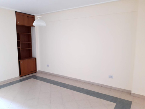 Imagen 21 de 24 de Un Dormitorio Con Doble Balcón