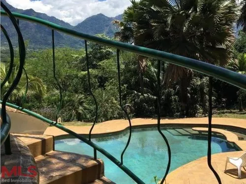 Encantador Lugar, Con Un Diseño Artístico(mls#238626)