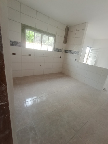 Casa 2 Dormitórios Em Bairro Residencial, Próximo A Comércios, Escolas, Transportes E Muito Mais!